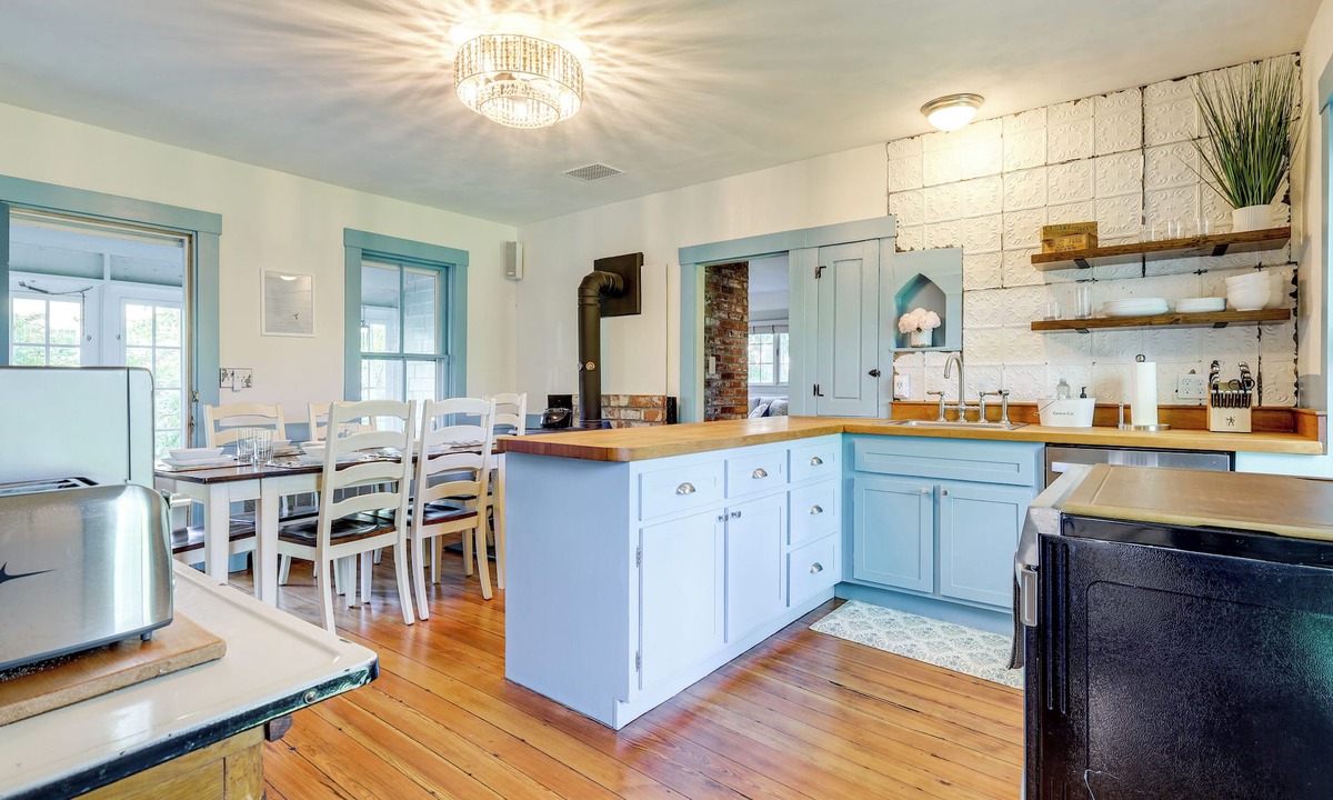 South Dennis Cottage | 3 Mi to Beach: Historic Farmhouse on Cape Cod!