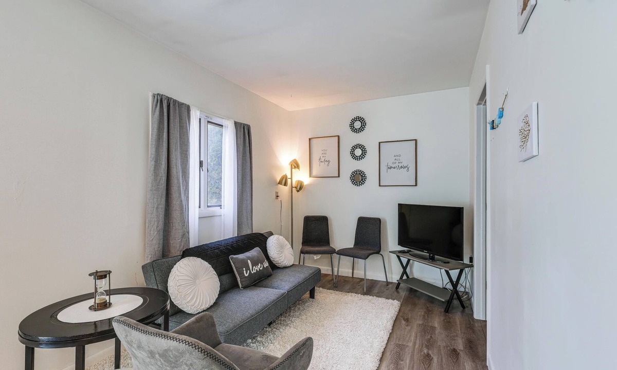 Saratoga Springs House | 3 Mi to Belmont Stakes! Pet-Friendly Home w/Patio