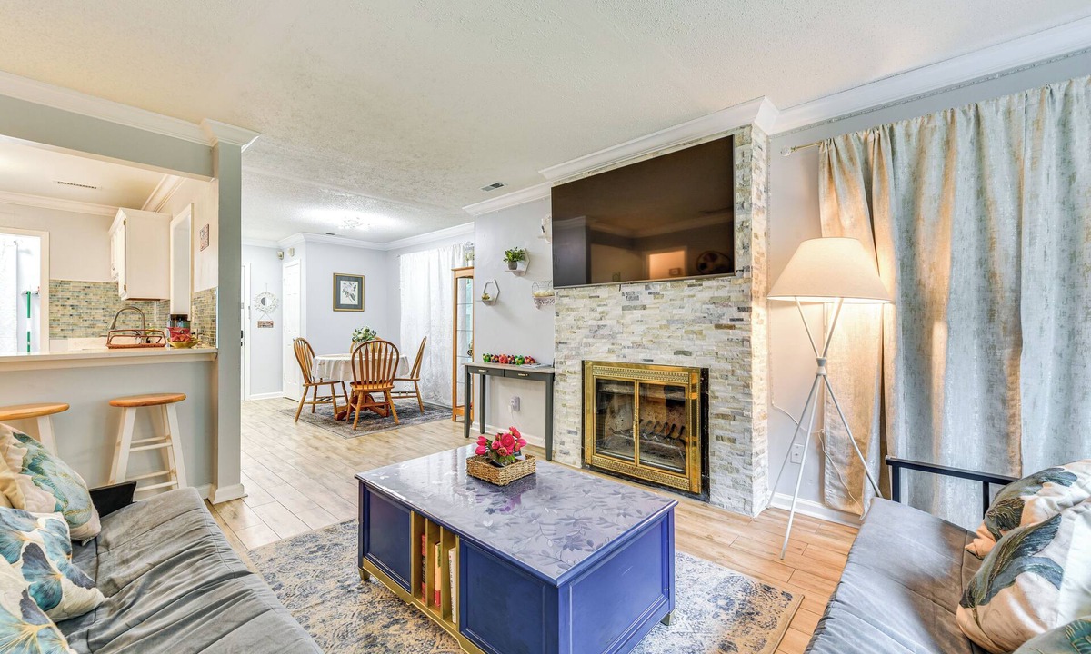Sheffield Park House | 3 Mi to Bojangles Coliseum: Townhome w/Patio!
