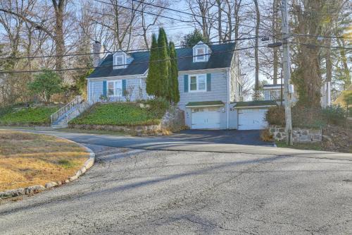 White Plains House | 3 Mi to Downtown Spacious White Plains Home