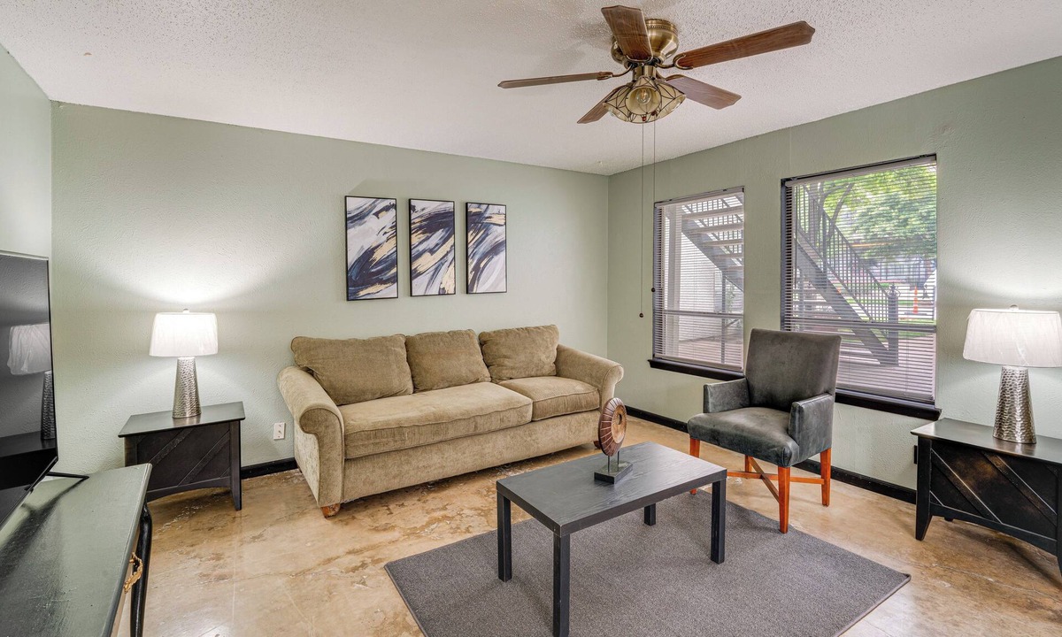 Knox - Henderson Condo | 3 Mi to Dtwn Dallas: Walkable Couples Retreat