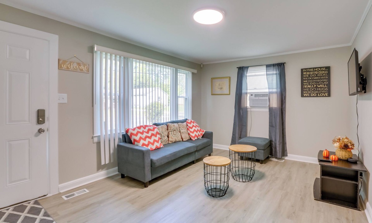 Greensboro Cottage | 3 Mi to Dtwn Greensboro! Cozy Cottage w/Deck