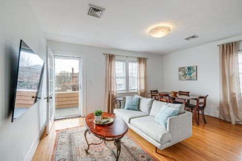 Roanoke Apartment | < 3 Mi to Dtwn Roanoke: Inviting Unit w/Balcony