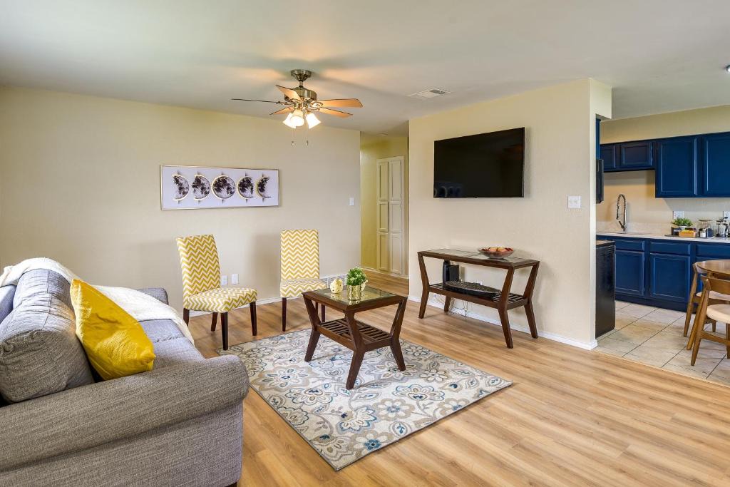 Waxahachie House | 3 Mi to Dtwn Waxahachie Townhome with Fire Pit