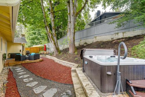 Inglewood House | 3 Mi to Lake Sammamish! Pet-Friendly Home w/Deck