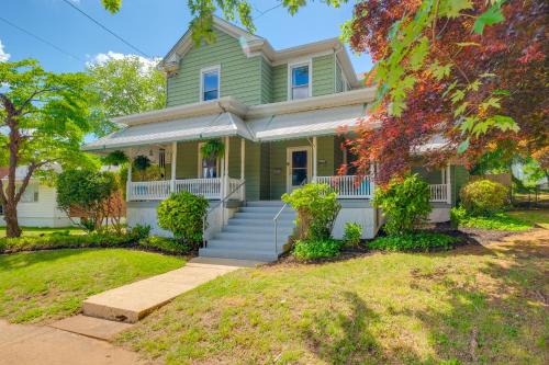 Lynchburg Apartment | 3 Mi to Liberty U: Apt w/Full Kitchen & King Bed!