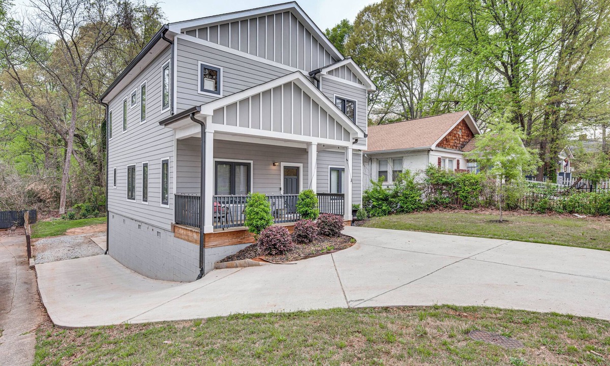Sylvan Hills House | 3 Mi to Mercedes-Benz: Home w/Office & Backyard!