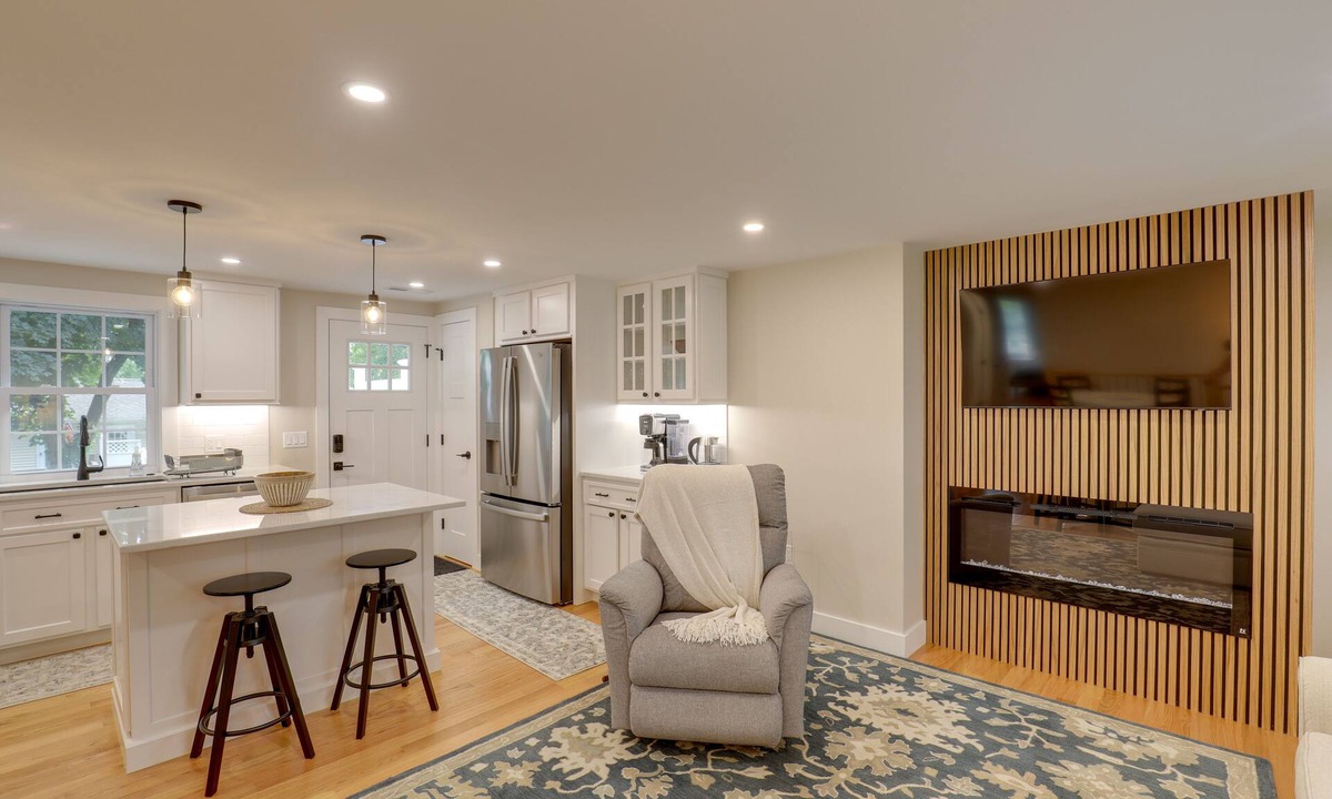 Bedford Condo | 3 Mi to Minute Man NHP: 'Summer St Retreat' + Deck