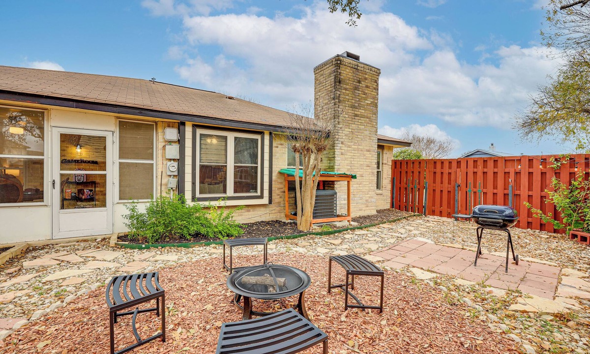 Universal City House | 3 Mi to Randolph AFB: Family Home w/Poker Table!