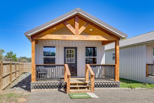 Joaquin House | 3 Mi to Sabine River! Modern Cabin Retreat