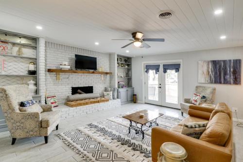 Pine Bluff House | 3 Mi to Saracen Landing! Family Getaway w/Deck