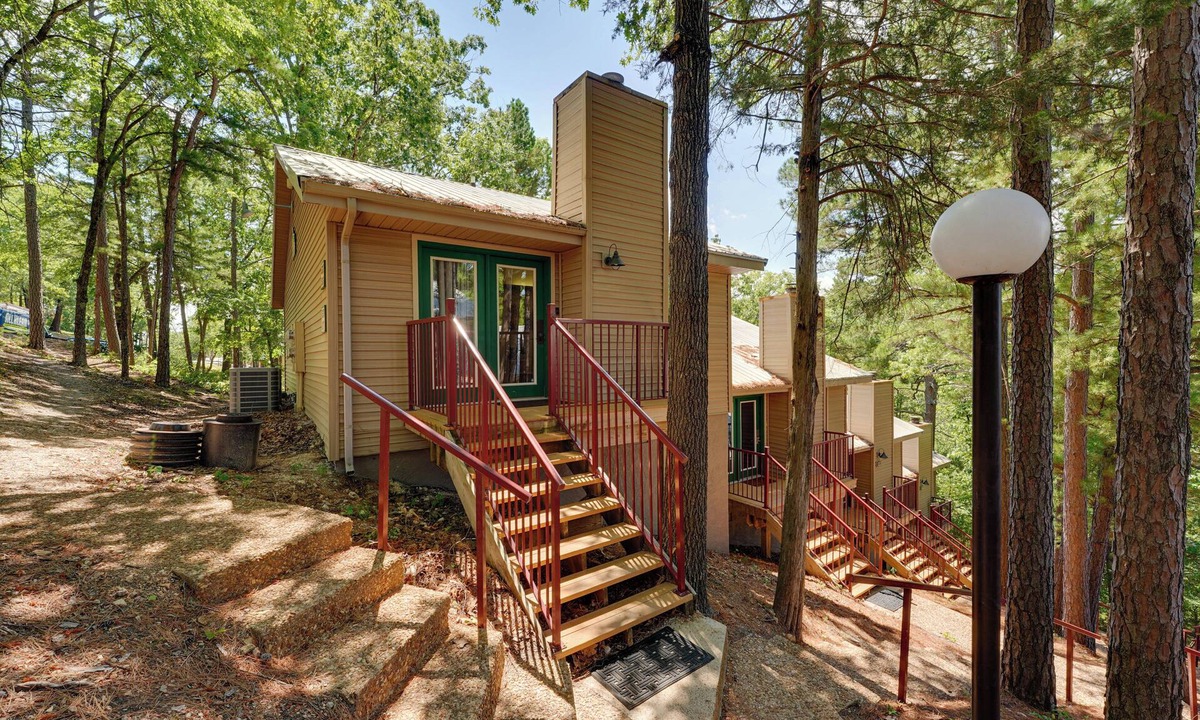 Kimberling City Cottage | 3 Mi to Table Rock Lake: Cozy Cabin in the Woods!