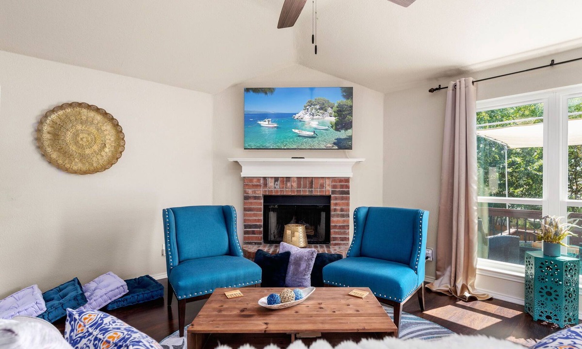 Heritage House | 3 Miles to SeaWorld 7 Miles to Lackland AFB 3BR Spacious House -sleep 10