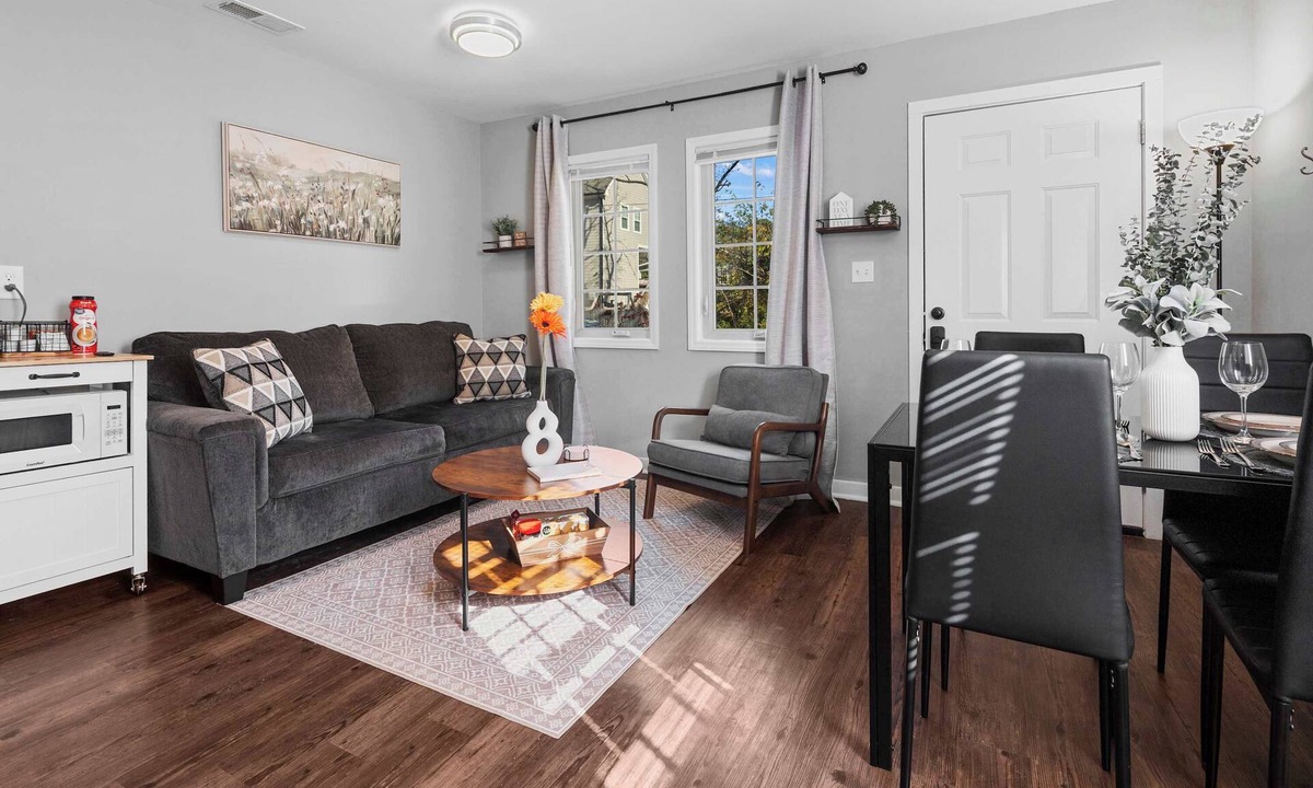 East Durham House | 3 Min to Downtown | 7 to Duke | Washer + Dryer