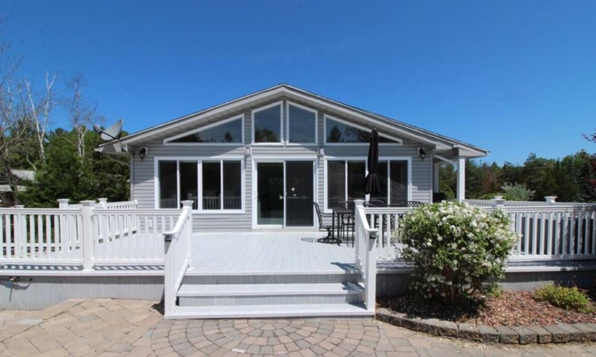 Port Franks House | 3 min WALK to sand beach & 4 water bodies. Central AC. 4 Fridges. Kid-friendly.