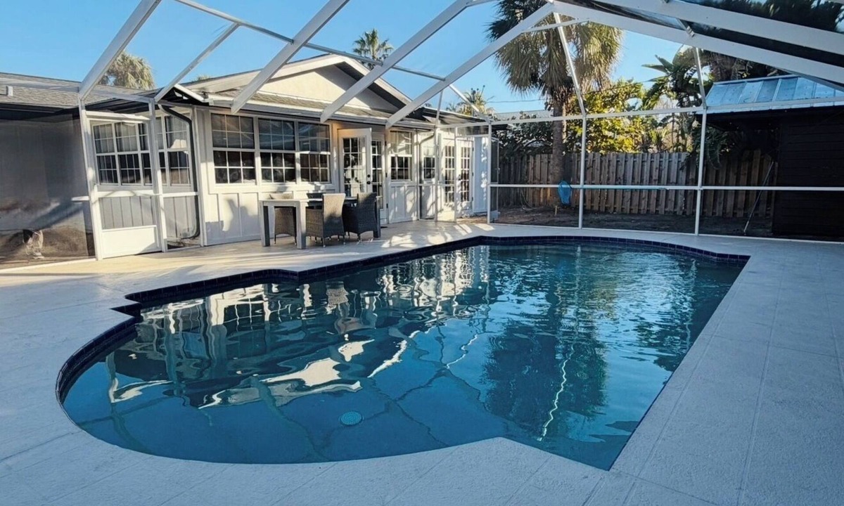 Carlouel House | 3 min walk to beach/Heated Pool/Games/Kids area