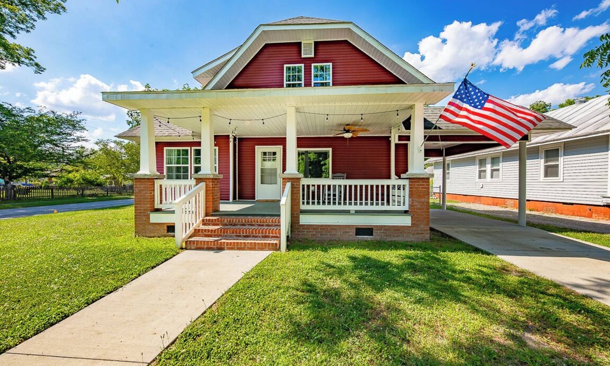 New Bern House | 3 Mins to DT | Pickleball | Hot Tub | Game Room
