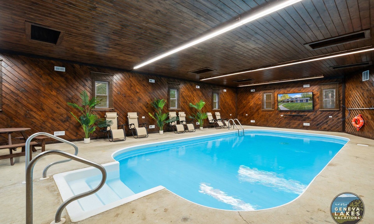 Bassett House | 3 Mins Wilmot Ski Resort| Year-Round Indoor Heated Pool|Family Reunions|Pickelball/Tennis|Twin Pines