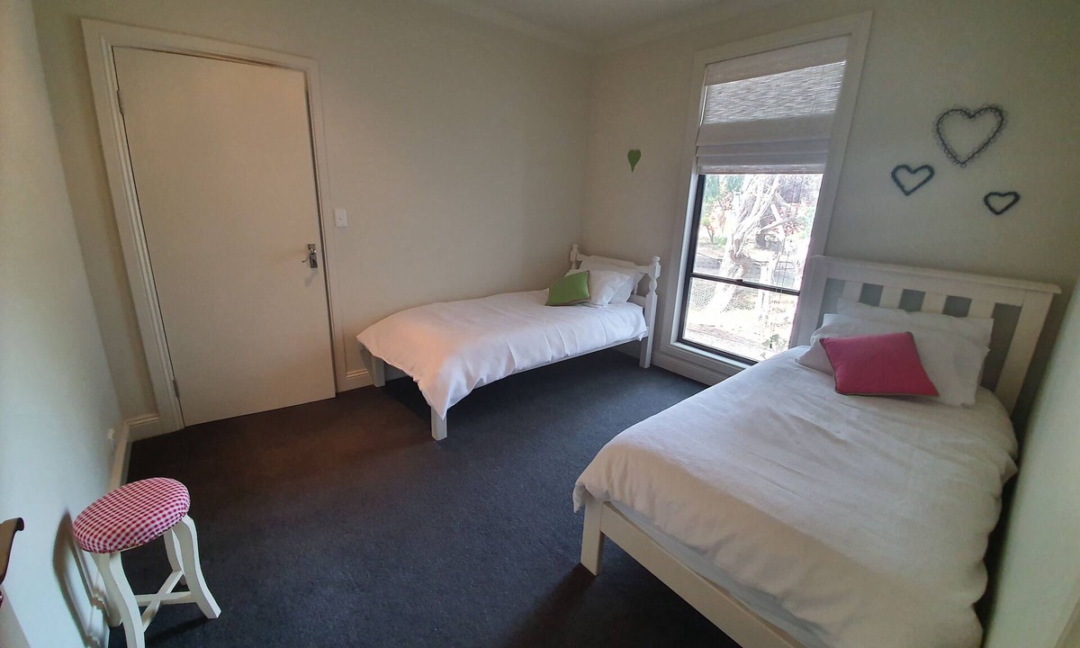 Normanville House | 3 minute walk to beach, cafe & shops.