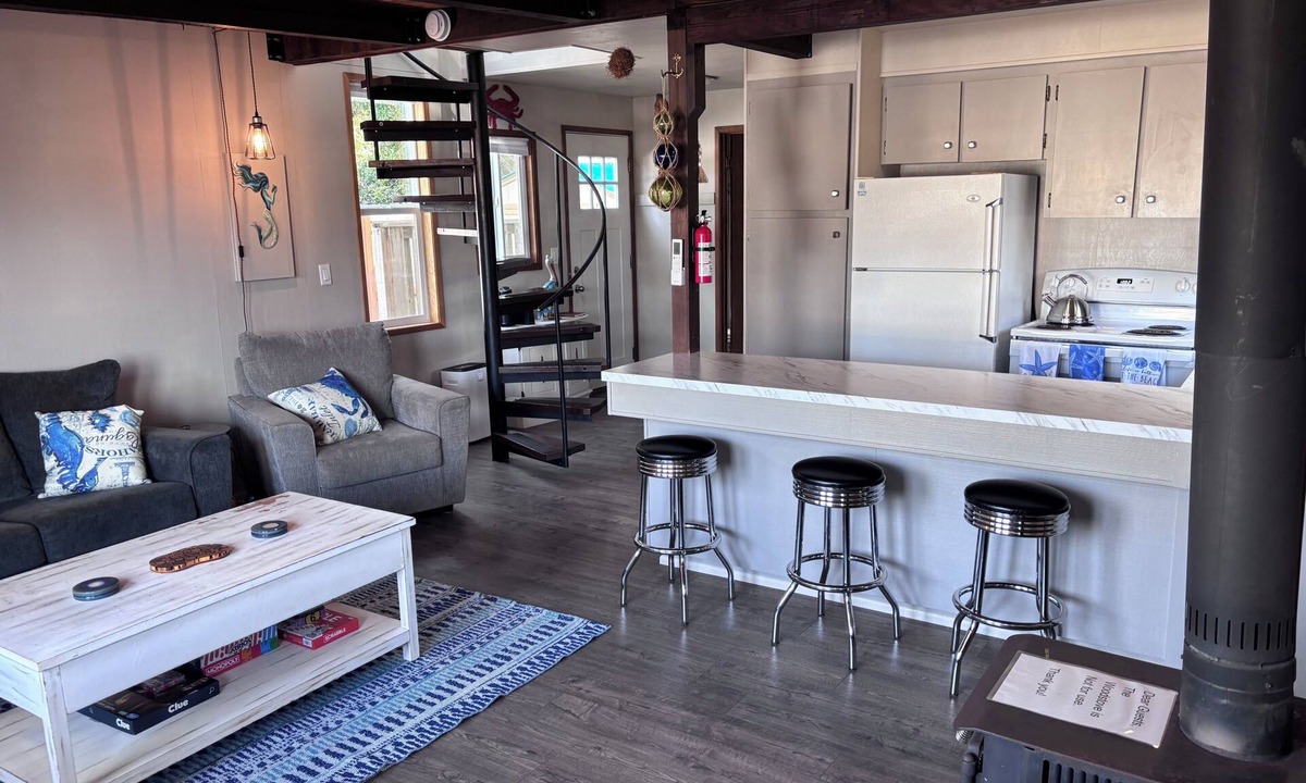 Rockaway Beach Cottage | 3 Minute walk to the beach