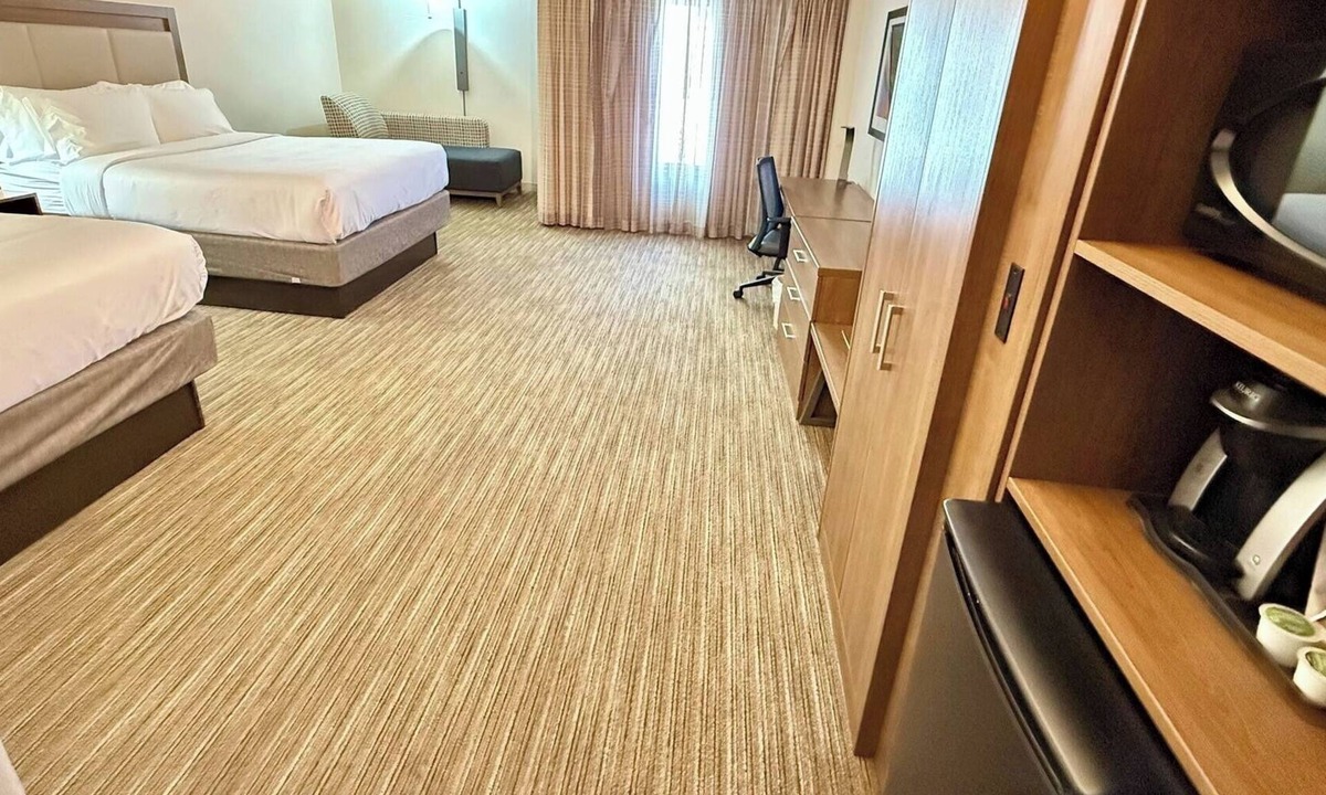 Downtown Albany Hotel | 3 Modern Rooms for Group Stay | Steps from New York State Museum - 0.6mi away