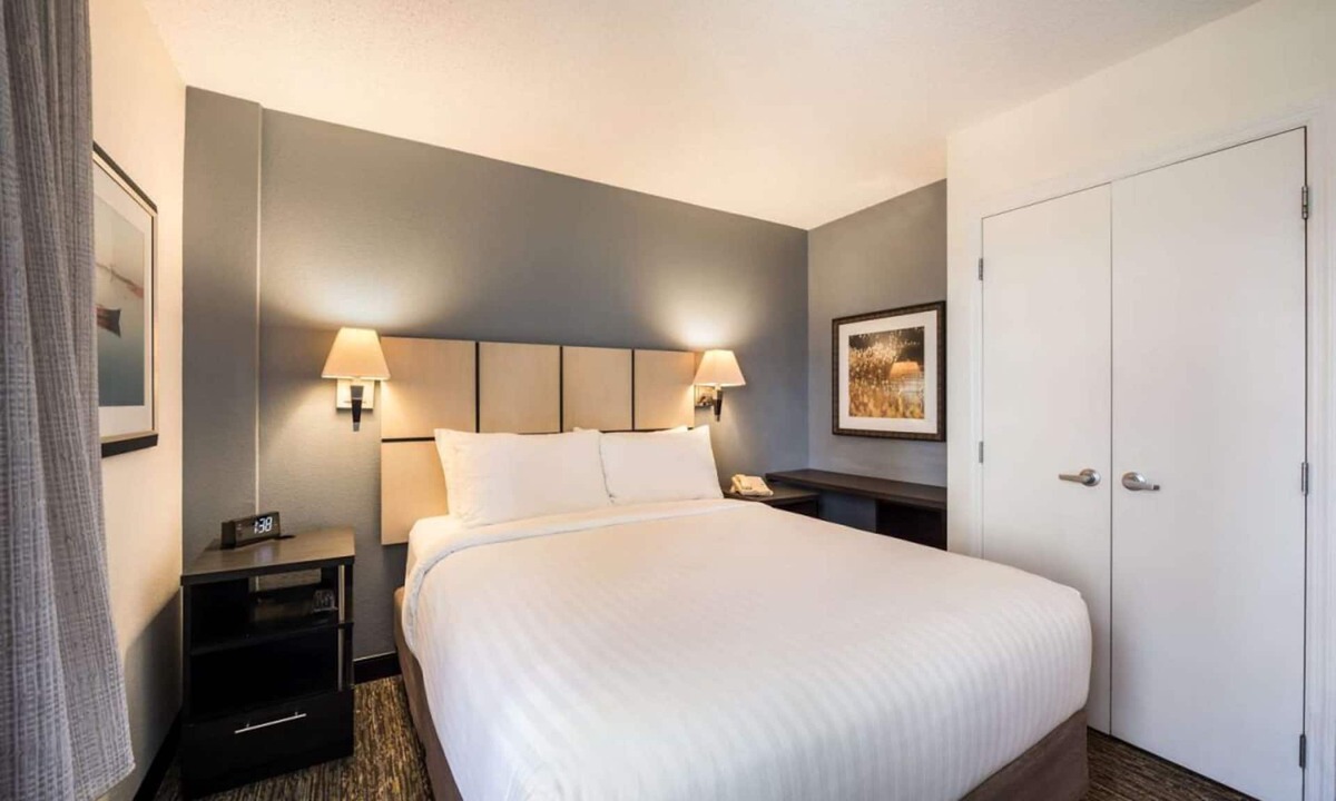 South Hills Hotel | 3 One Bedroom Queen Suites | Full Kitchen, 1.7 mi to Robinson Mall