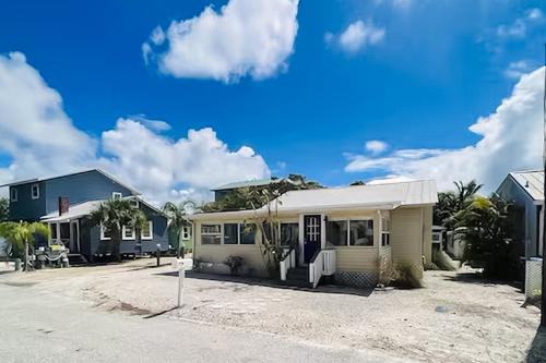 Bradenton Beach House | 3 Palms Cottage & Blue Turtle Bungalow