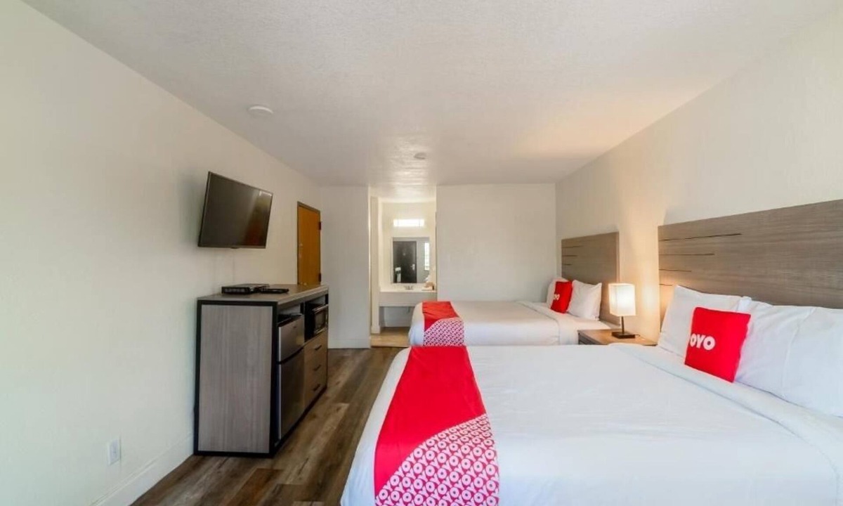 FM 1960 Hotel | 3 Pet-Friendly Rooms w/2 Queen Beds for Family Stays