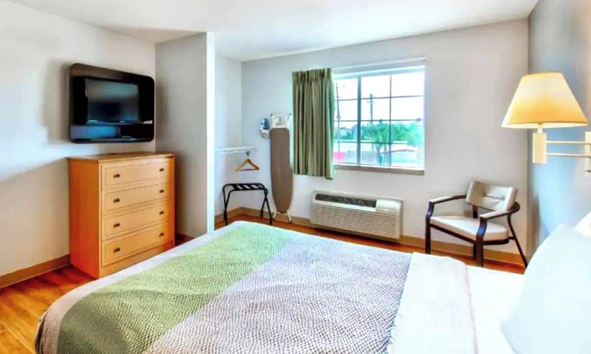 Sulphur Apartment | 3 Pet-Friendly Rooms with Kitchenette Ideal for Families and Professionals