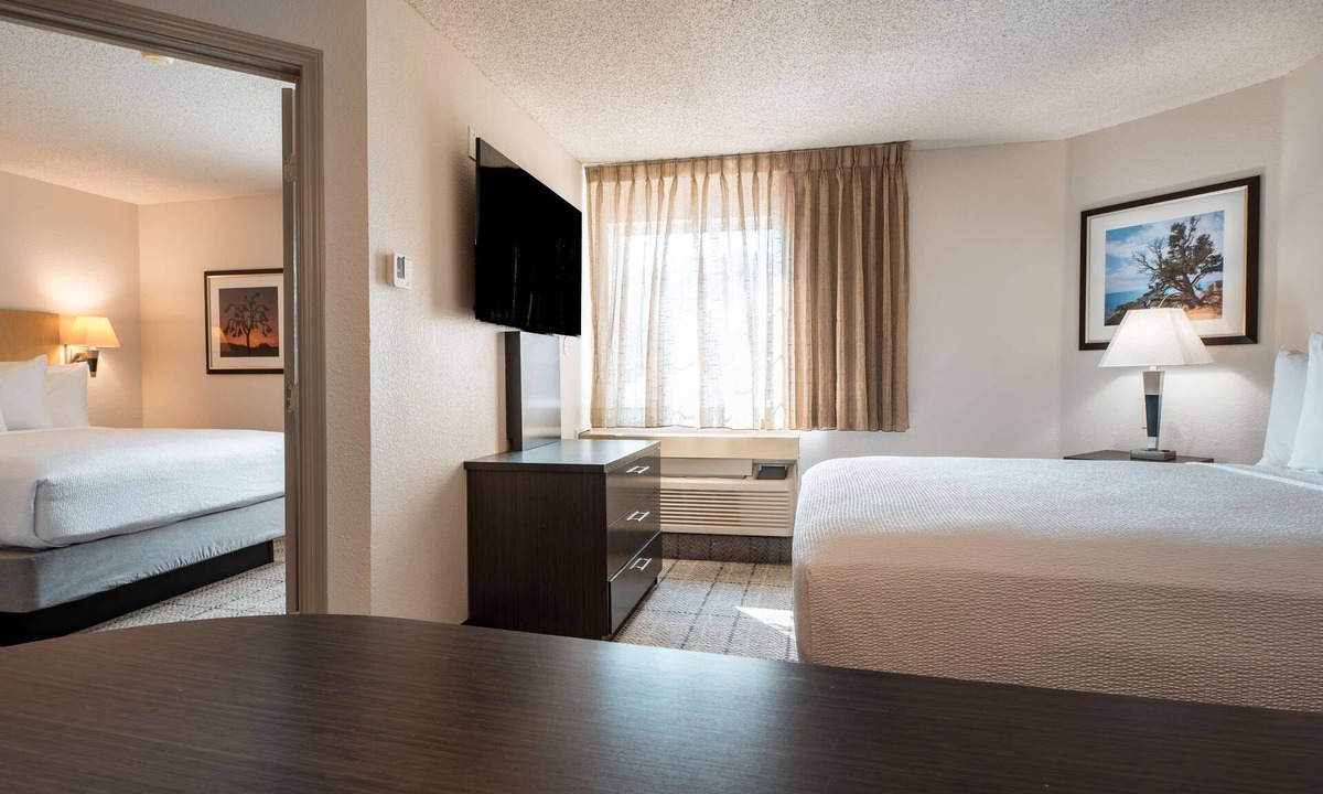 Fossil Creek Hotel | 3 Pet-Friendly Suites | Full Kitchen & Laundry Facilities | Near Airport