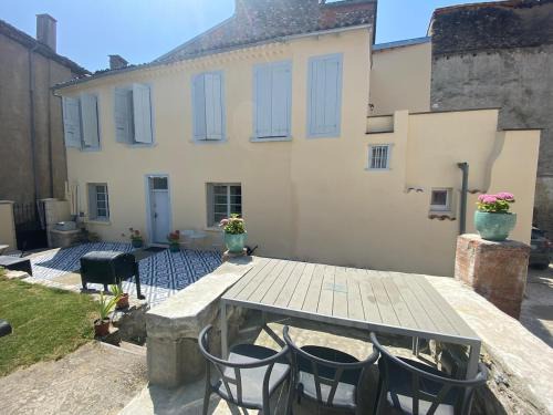 Foix Apartment | 3 pièces au rez de chaussée centre historique, calme, vue sur le jardin