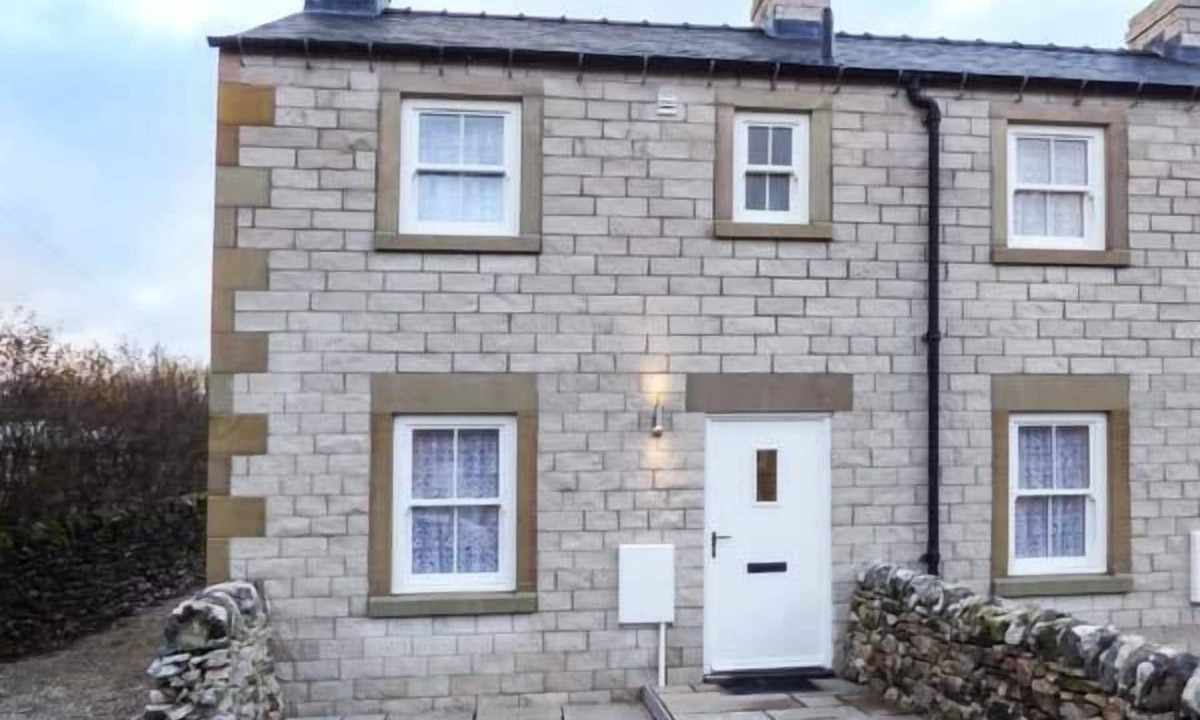 Blackwell in the Peak Cottage | 3 PRIMITIVE CROFT, pet friendly, with open fire in Chelmorton