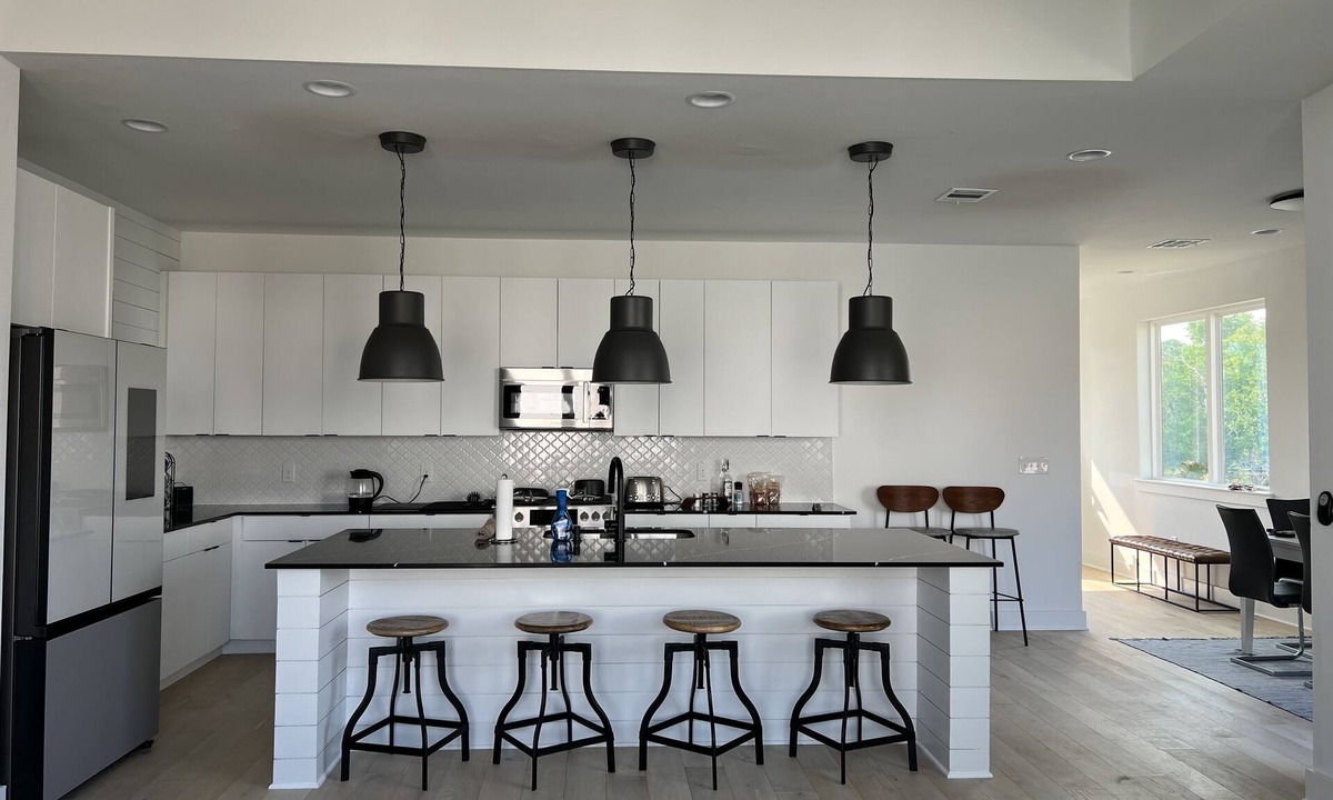 East MLK House | 3 Private Balconies. Sleeps 5. 5 Min From H-E-B and Muller Park