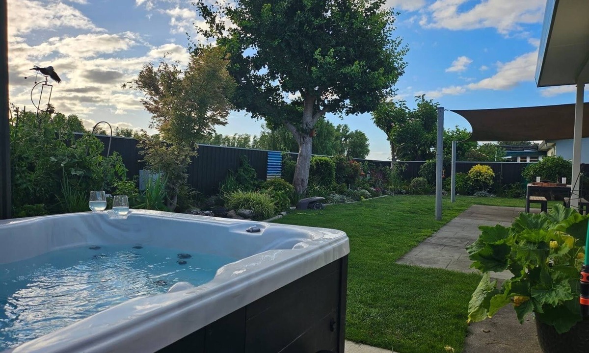 Raureka House | 3 Queen beds, Hot Tub, Air Conditioning.