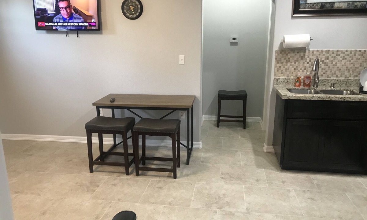 Aransas Pass Apartment | 3- Queens/sleeps 6