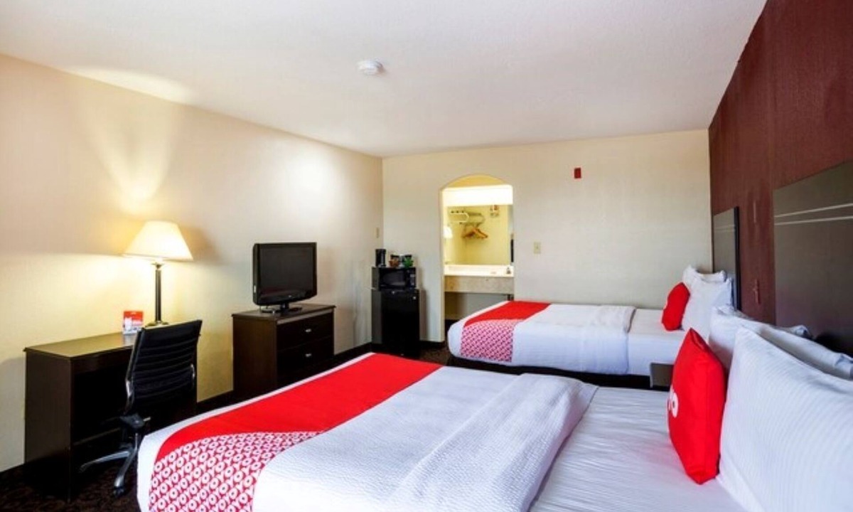 Port Allen Hotel | 3 Relaxing Rooms for a Convenient LSU Stay Near Dining & Attractions