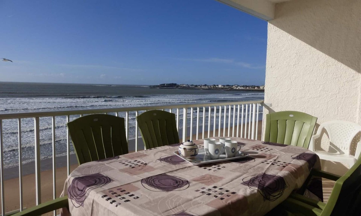 Saint-Gilles-Croix-de-Vie Apartment | 3-room apartment with balcony and beach access - sleeps 7