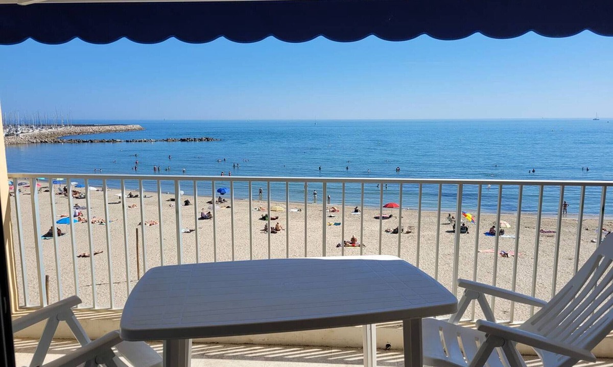 Palavas-les-Flots Apartment | 3-room apartment in Palavas, beachfront, for 4 with large terrace