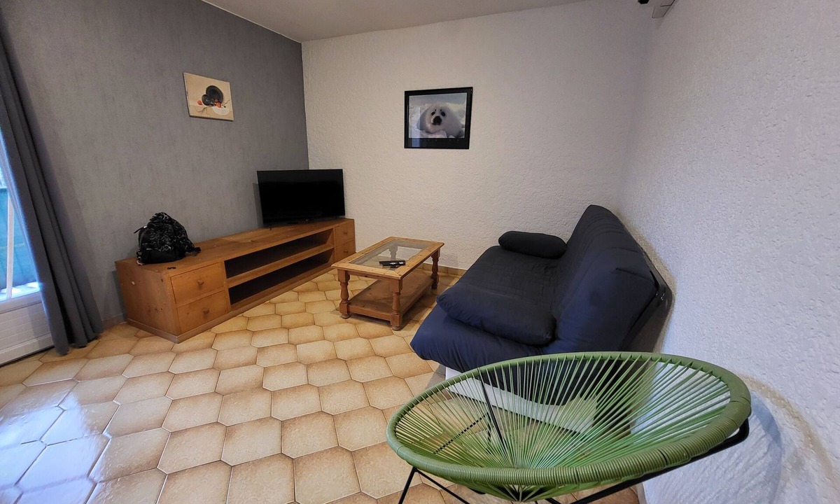 Salavas Apartment | 3-room apartment for rent by the week for 4 people, pets allowed