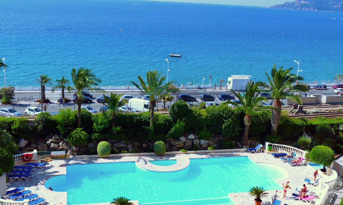 La Bocca Apartment | 3-room beachfront, sandy beach, 2 pools and internet