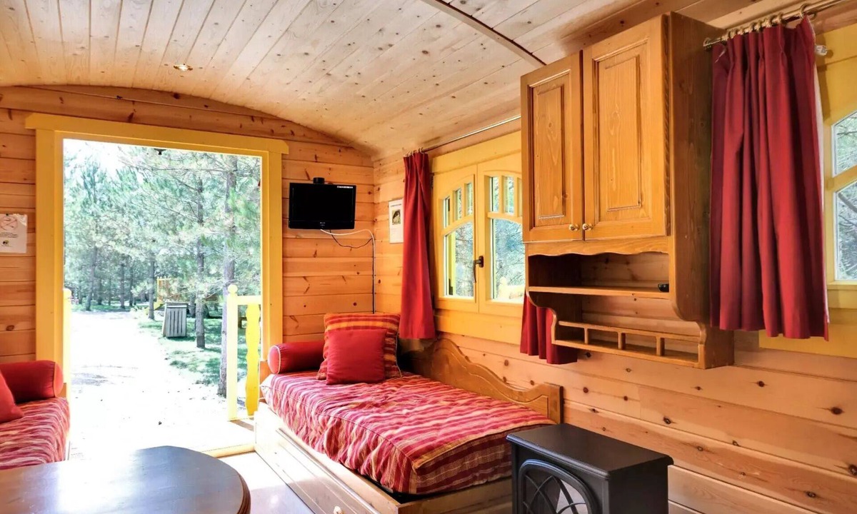 Dienne Cabin | 3-room caravan sleeps 4