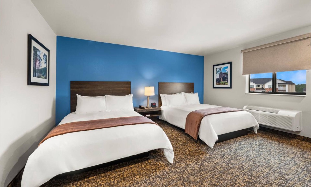 Jonesboro Hotel | 3 Room Stay for Pet-Lovers or Big Groups | near Centennial Bank Stadium