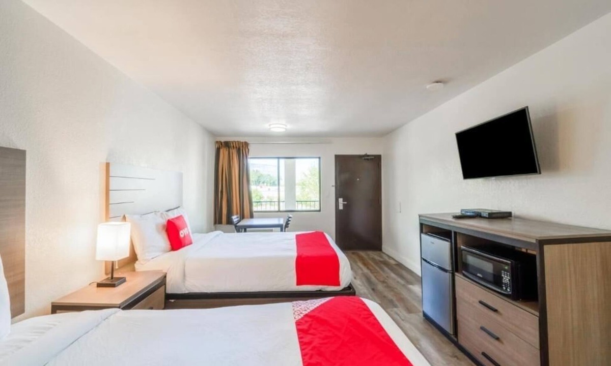 FM 1960 Hotel | 3 Rooms Ready w/2 Queen Beds Near Meyer Park – Pet-Friendly