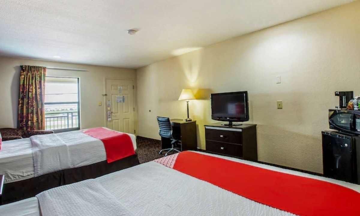 Port Allen Hotel | 3 Rooms | 2 Queen Bed | Comfortable & Convenient Two-Queen Retreat