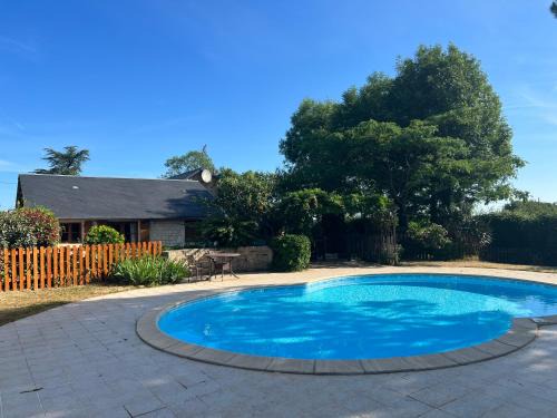 Saint-Georges-de-Noisne House | 3 self-contained gites with pool and games room