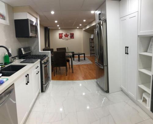 Richmond Hill Apartment | 3 Spacious Bedroom Basement Apartment in Richmond Hill