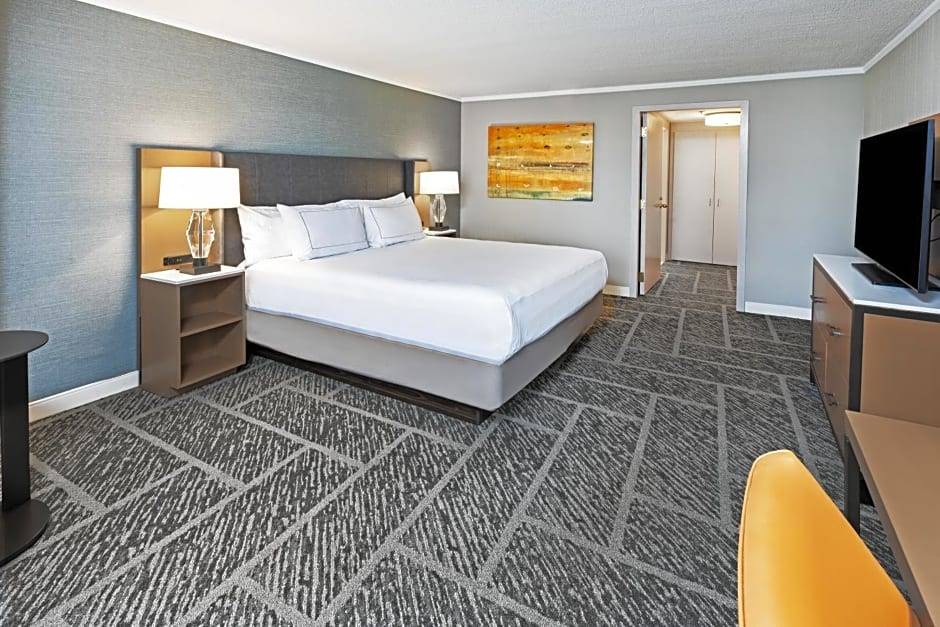 South Tulsa Hotel | 3-Star Hotel ∙ DoubleTree by Hilton Tulsa at Warren Place