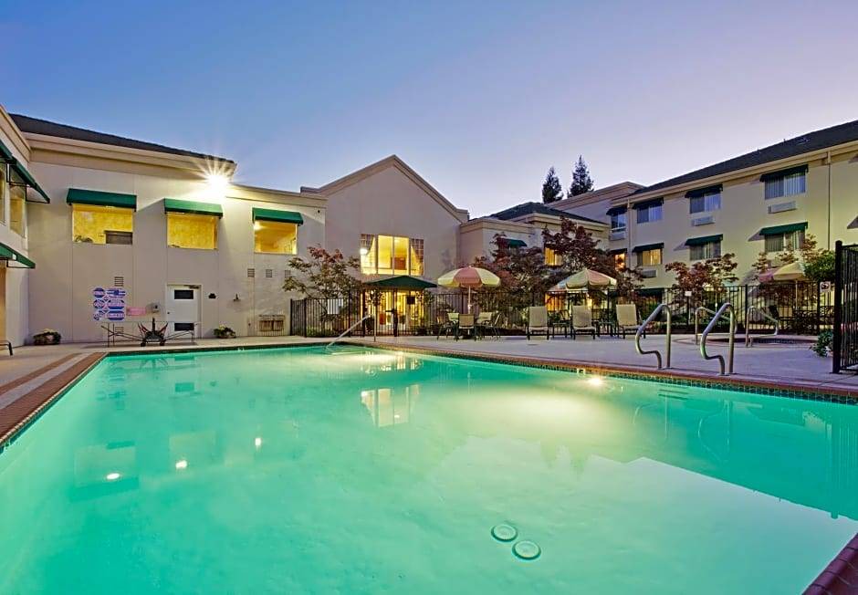 Auburn Hotel | 3-Star Hotel ∙ Holiday Inn Auburn, an IHG Hotel