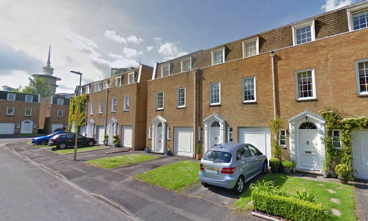 Basingstoke House | 3 Storey modern executive townhouse. Central Basingstoke, with parking