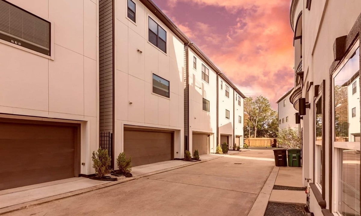 Greater East End House | 3-Story Downtown Houston Safe Haven